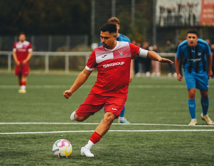 Jogador de futebol chutando a bola durante partida
